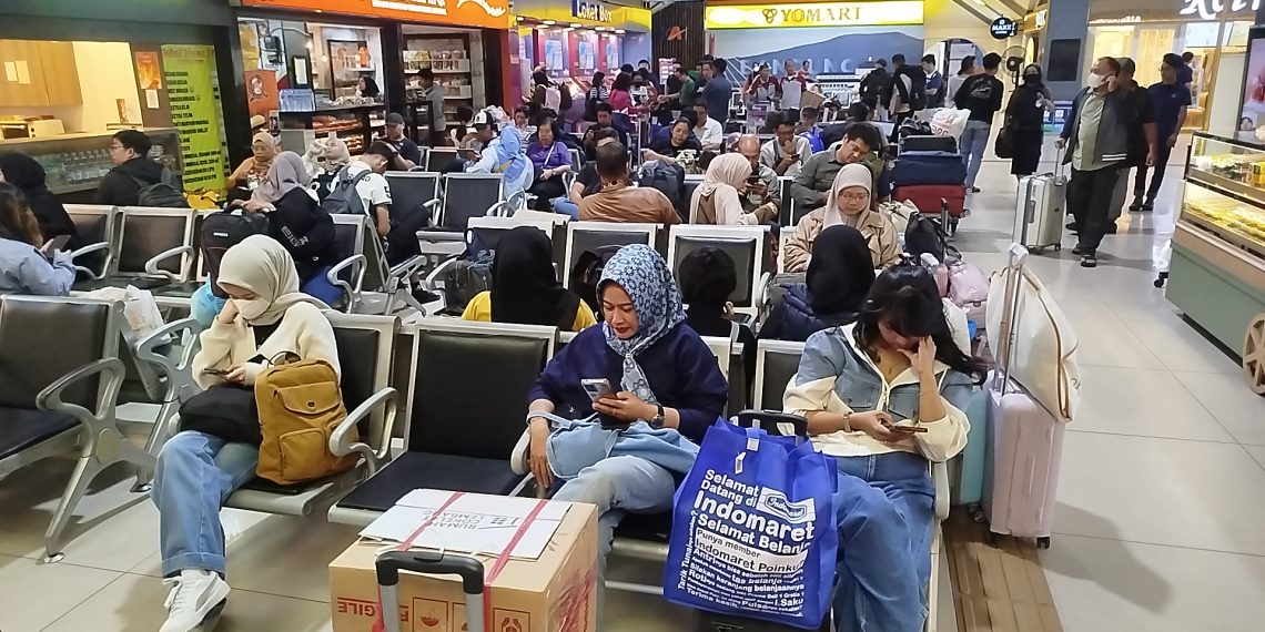 Ribuan penumpang padati Stasiun Bandung saat libur panjang HUT RI. Diskon tiket KAI 80% bikin arus mudik & wisata makin ramai. (Uby/pasjabar)