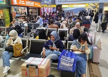 Ribuan penumpang padati Stasiun Bandung saat libur panjang HUT RI. Diskon tiket KAI 80% bikin arus mudik & wisata makin ramai. (Uby/pasjabar)
