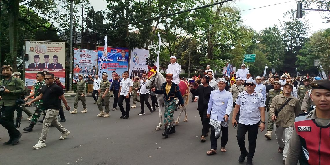 Ribuan warga tumpah ruah di Bandung merayakan HUT Jawa Barat ke-80. Gubernur Dedi Mulyadi naik kuda sapa warga, kirab budaya tampilkan kesenian khas tiap daerah. (Uby/pasjabar)