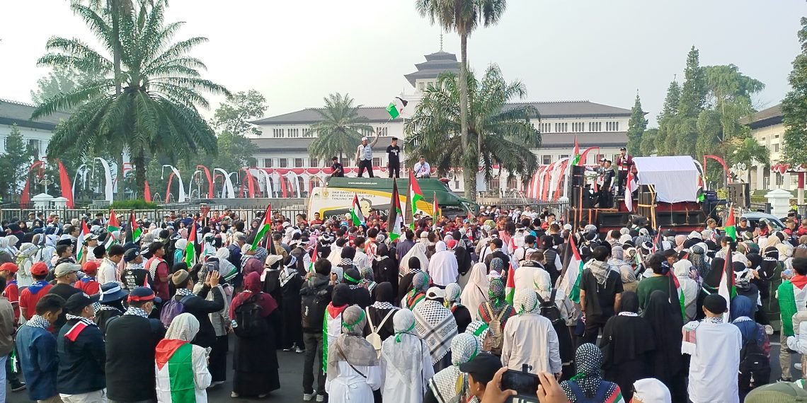 Ribuan warga gelar aksi Bela Palestina di Gedung Sate Bandung. Aksi ini serukan kebebasan Palestina, bukan hanya soal agama tapi kemanusiaan. (Uby/pasjabar)