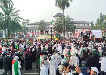 Ribuan warga gelar aksi Bela Palestina di Gedung Sate Bandung. Aksi ini serukan kebebasan Palestina, bukan hanya soal agama tapi kemanusiaan. (Uby/pasjabar)