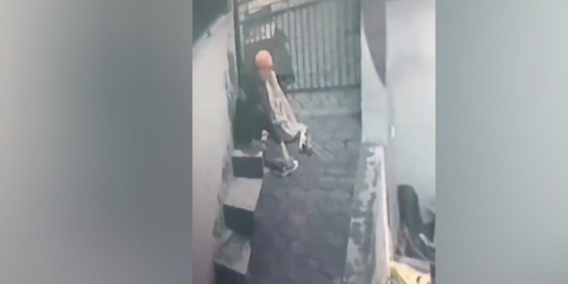 Maling sepatu di Bandung terekam CCTV! Dalam 5 menit, pelaku gasak 16 pasang sneakers dari kosan dengan kerugian Rp3 juta. (Uby/pasjabar)