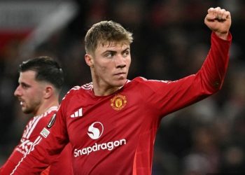 Penyerang Manchester United, Rasmus Hojlund, mendapatkan godaan dari AC Milan usai menegaskan ingin bertahan di Old Trafford. (Photo by Oli SCARFF / AFP)(AFP/OLI SCARFF)
