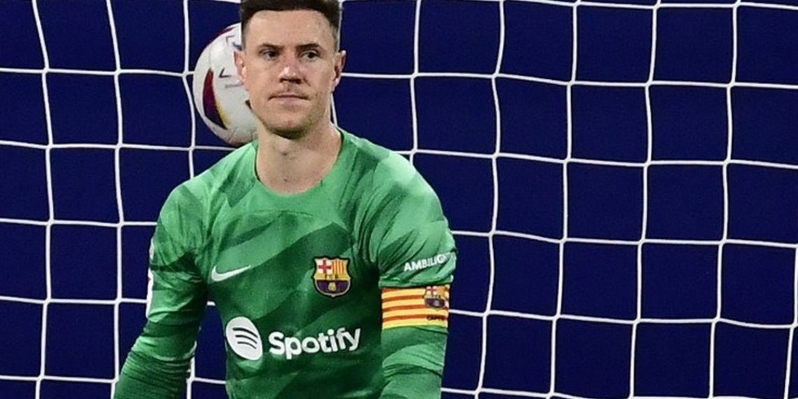 FC Barcelona mengumumkan pencabutan sementara ban kapten Marc-Andre ter Stegen (33) setelah membuka proses disipliner terhadap kiper asal Jerman tersebut.(AFP/ANDER GILLENEA)