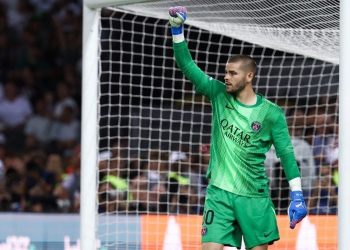 Kiper baru Paris Saint-Germain, Lucas Chevalier, melakukan blunder pada laga debutnya saat menghadapi Tottenham Hotspur di Piala Super Eropa 2025. Laga Piala Super Eropa 2025 PSG vs Tottenham diadakan di Stadio Friuli, Udine, Italia pada hari Kamis (14/8) pukul 02.00 WIB.(AFP/FRANCK FIFE)
