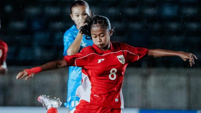 Aksi gelandang Timnas Putri U20 Indoneisa, Shifana Rizka Nadhifa saat melawan India di Kualifikasi Piala Asia U20 Wanita 2026, pada Rabu (6/8/2025) malam WIB. (Twitter @TimnasIndonesia)