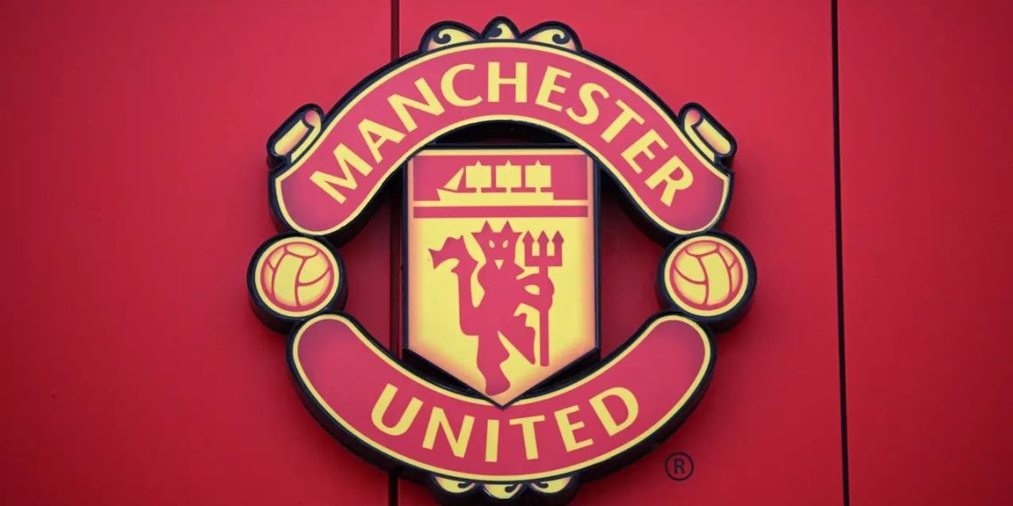 Logo Manchester United atau MU di Stadion Old Trafford. (Oli SCARFF / AFP)