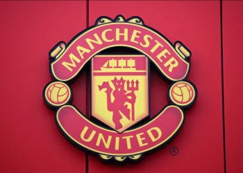 Logo Manchester United atau MU di Stadion Old Trafford. (Oli SCARFF / AFP)