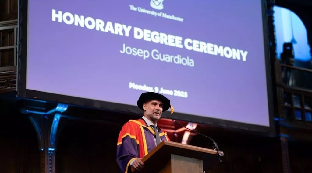 Pelatih Manchester City, Josep ‘Pep” Guardiola berpidato membela Palestina saat penganugrahan gelar Honoris Causa. (Foto: The University of Manchester via manchestereveningnews).