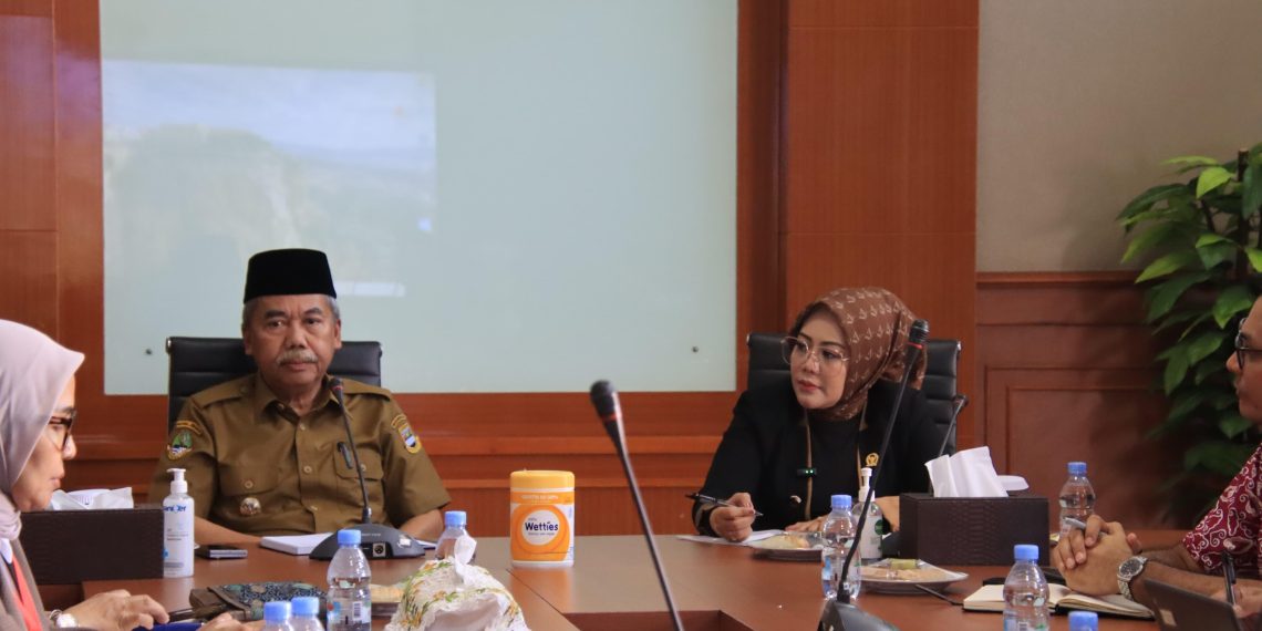 Anggota DPD RI, Aanya Rina Casmayanti (kanan), melakukan kunjungan kerja reses ke Kabupaten Bandung Barat (KBB) pada Selasa, 5 Agustus 2025. (Ist)