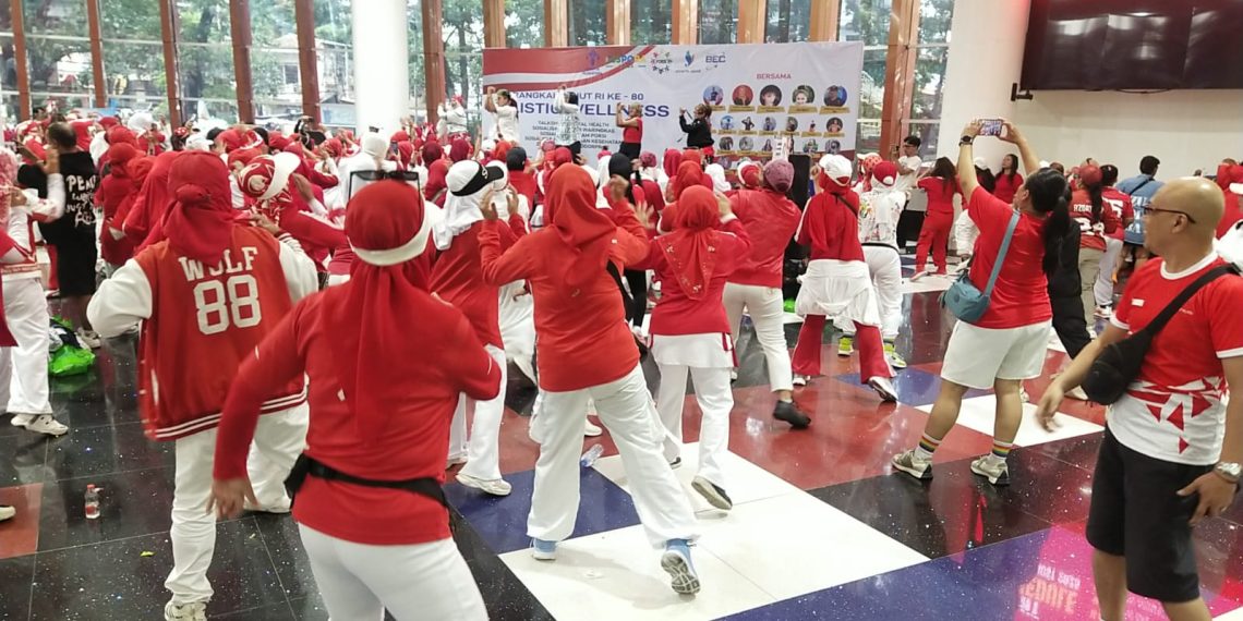 Holistic Wellness Bandung meriahkan HUT RI ke-80, ratusan warga ikut senam massal, seminar, dan talkshow demi gaya hidup sehat, Sabtu (16/8/25)