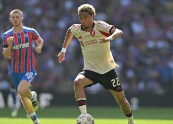 Hugo Ekitike berhasil bawa Liverpool unggul atas Crystal Palace di menit keempat. (AFP/GLYN KIRK)