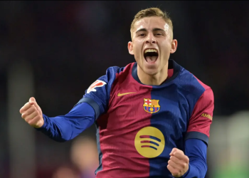 Pemain Barcelona, Fermin Lopez melakukan selebrasi setelah mencetak gol ke gawang Valencia pada laga lanjutan Liga Spanyol 2024/2025 di Estadi Olimpic Lluis Companys, Barcelona, Spanyol, Senin (27/01/2025) dini hari WIB. (AFP/Manaure Quintero)