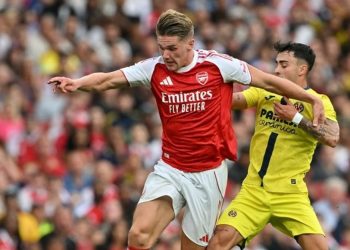 Viktor Gyokeres (kiri) berduel dengan gelandang Spanyol, Alberto Moleiro (kanan), dalam pertandingan persahabatan pramusim antara Arsenal vs Villarreal di Stadion Emirates di London pada 6 Agustus 2025. (Foto oleh Glyn KIRK / AFP)(AFP/GLYN KIRK)