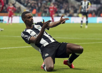Pemain Newcastle, Alexander Isak melakukan selebrasi setelah mencetak gol pertama timnya ke gawang Liverpool pada laga lanjutan Liga Inggris 2024/2025 di St James Park Stadium, Newcastle, Inggris, Kamis (05/12/2024) WIB. (AP Photo/Ian Hodgson)