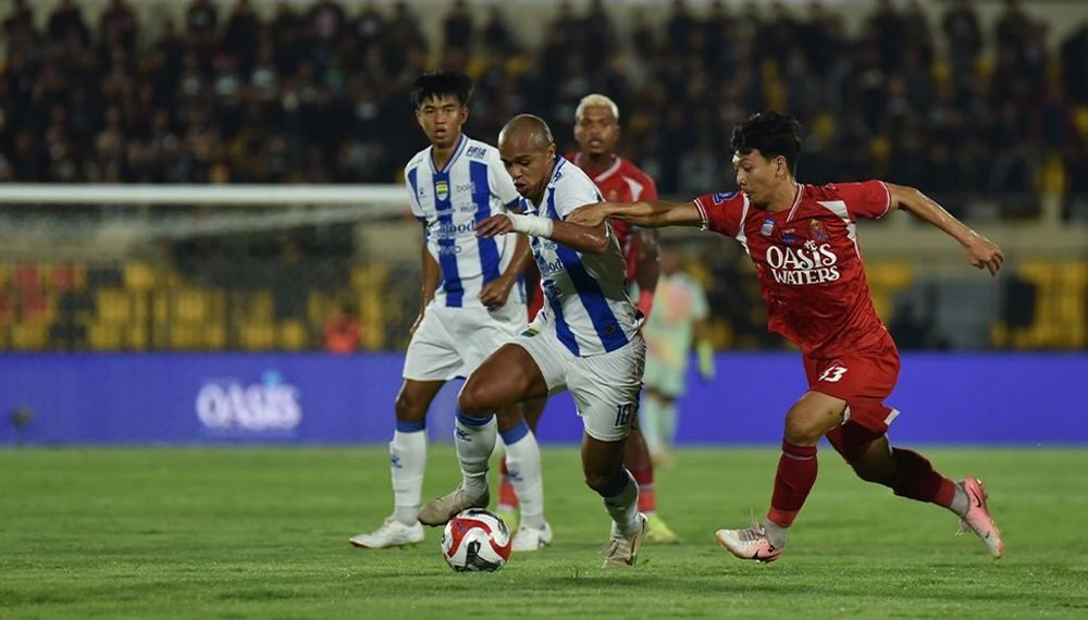 Duel pemain Persijap Jepara vs Persib Bandung. (Foto: Official Persib)