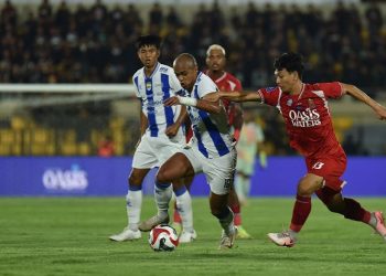 Duel pemain Persijap Jepara vs Persib Bandung. (Foto: Official Persib)
