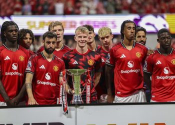 Pemain Manchester United berpose bersama trofi Premier League Summer Series usai melawan Everton. (c) AP Photo/Colin Hubbard