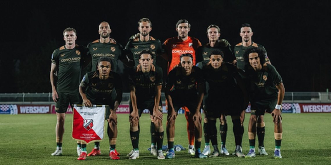 Miliano Jonathans (ketiga dari kanan bawah) pilih Timnas Indonesia ketimbang Timnas Belanda U-21. (Foto: Instagram/@fc_utrecht)
