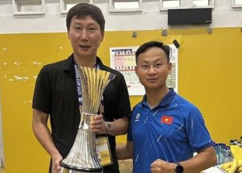 Kim Sang Sik dan Nguyen Truong An usai Vietnam juara Piala AFF U-23 2025. (Dok VFF)