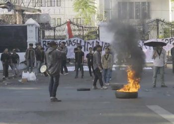 Ratusan mahasiswa HMI Jawa Barat demo di DPRD Jabar. Mereka menuntut Kapolri mundur, evaluasi DPR, reformasi Polri, dan hentikan kekerasan aparat. (Uby/pasjabar)
