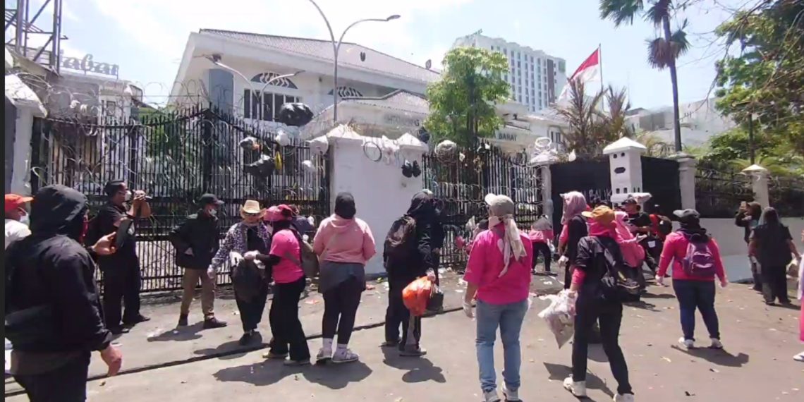Emak-Emak Kampung Kota Lempar Sampah di Depan DPRD Jabar