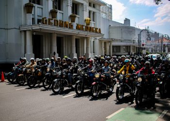 One Ride 2025 di Bandung meriah! Ratusan pengguna Royal Enfield touring, tebar benih ikan di Cikapundung, bagi helm, hingga bersihkan Patung Persib. (Uby/pasjabar)