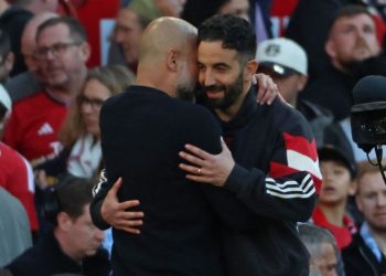 Manajer Manchester City asal Spanyol Pep Guardiola (kiri) dan pelatih kepala Manchester United asal Portugal Ruben Amorim (kanan). (AFP/DARREN STAPLES)