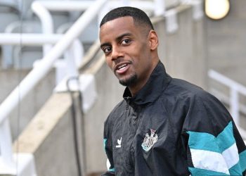 Penyerang Newcastle United, Alexander Isak, tiba untuk laga Liga Inggris antara Newcastle United dan Manchester United di St James' Park, Newcastle-upon-Tyne, Inggris timur laut, pada 13 April 2025.(AFP/ANDY BUCHANAN)