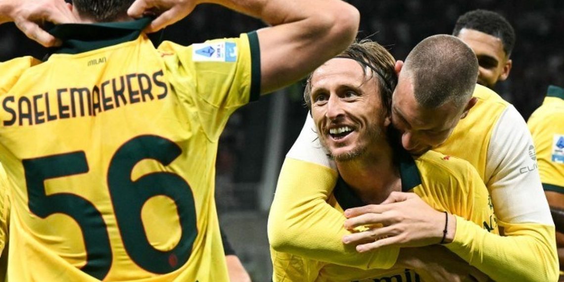 Luka Modric merayakan gol dengan rekan satu timnya dalam pertandingan sepak bola Serie A Liga Italia antara AC Milan vs Bologna di Stadion San Siro, di Milan, Italia utara, pada 14 September 2025. (Foto oleh Stefano RELLANDINI / AFP)(AFP/STEFANO RELLANDINI)