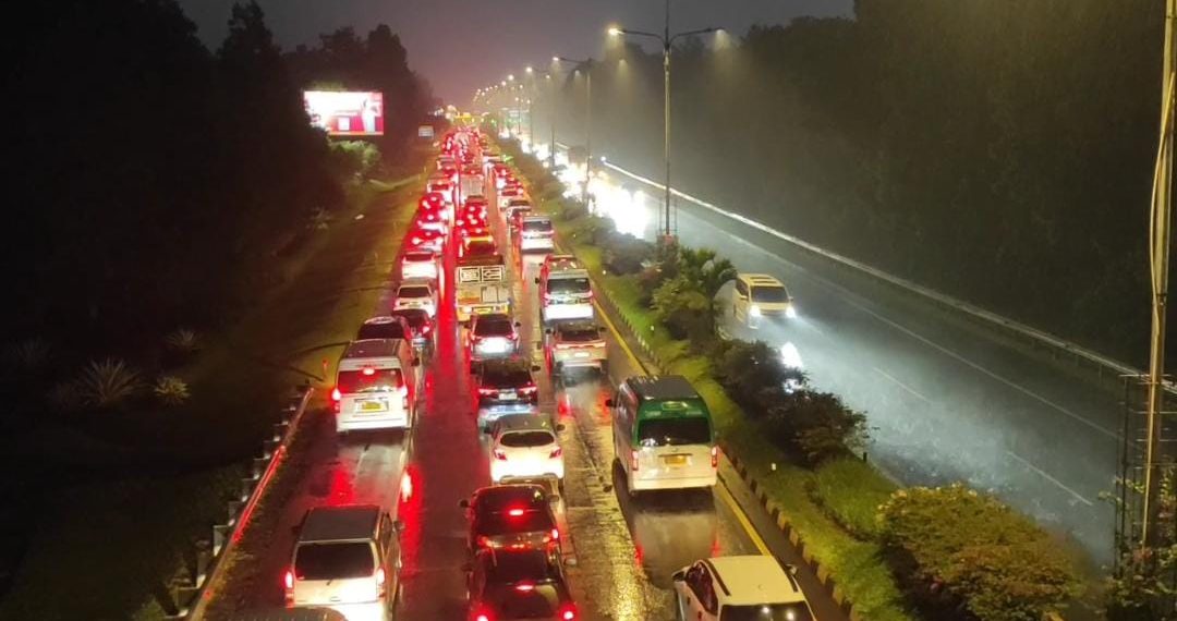 Libur panjang Maulid Nabi bikin Tol Pasteur Bandung macet parah. Lebih dari 30 ribu kendaraan wisatawan menyerbu Kota Kembang sejak Jumat malam. (Ave/pasjabar)