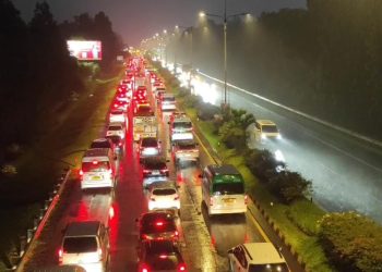 Libur panjang Maulid Nabi bikin Tol Pasteur Bandung macet parah. Lebih dari 30 ribu kendaraan wisatawan menyerbu Kota Kembang sejak Jumat malam. (Ave/pasjabar)
