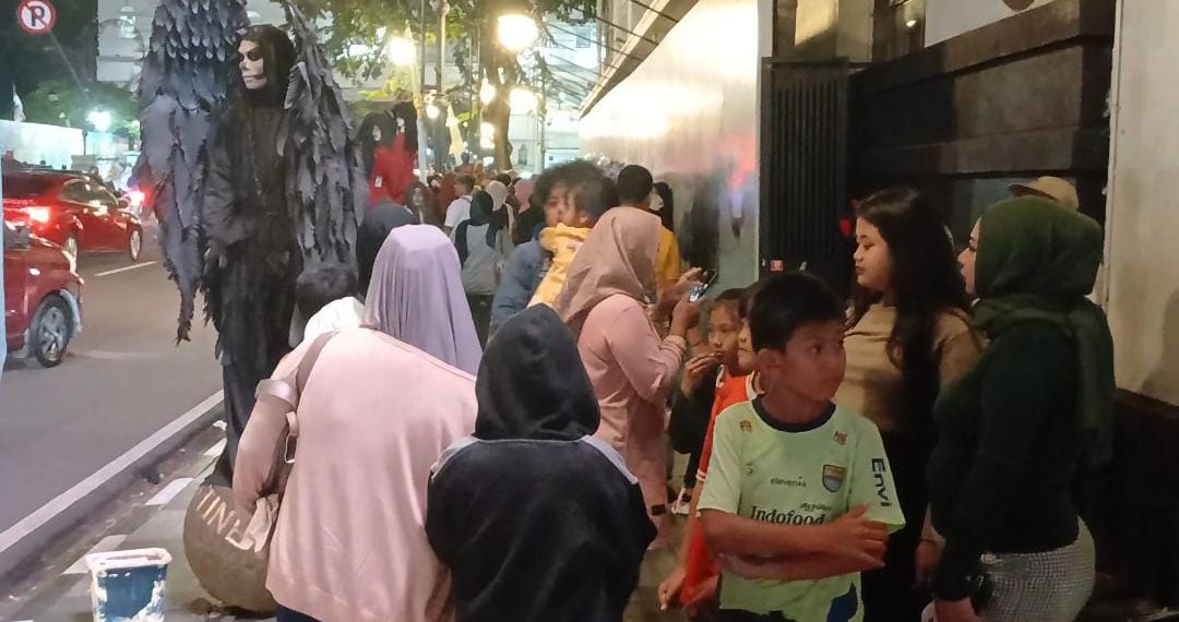 Ribuan wisatawan padati Jalan Asia Afrika Bandung saat libur Maulid Nabi. Kawasan ikonik jadi primadona, kemacetan panjang tak terhindarkan. (Ave/pasjabar)