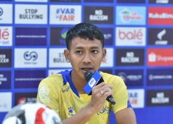 Beckham Putra kembali jadi kapten Persib vs Persita. Bojan Hodak jelaskan alasan Marc Klok dicadangkan dan rotasi skuad untuk laga penting ini. (Foto: Official Persib)