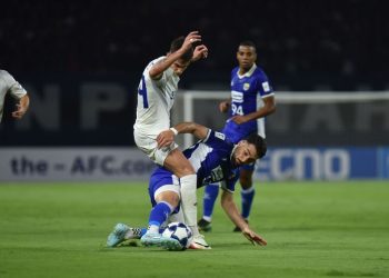 Persib Bandung gagal menang di laga perdana ACL 2. Gol Saddil Ramdani disamakan Lion City Sailors lewat gol menit 90+2. Skor akhir 1-1. (Foto: Official Persib)