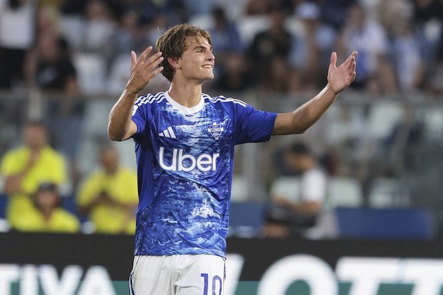 Gelandang Como, Nico Paz merayakan golnya ke gawang Lazio di giornata 1 Liga Italia 2025-2026. (c) Antonio Saia/LaPresse via AP