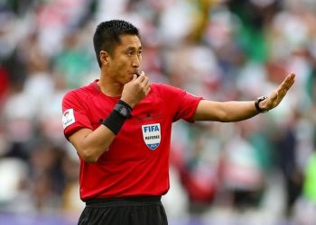 Wasit asal China, Ma Ning, saat memimpin laga di Piala Asia 2023. (AFC)