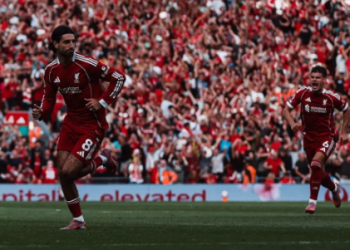 Gelandang Liverpool Dominik Szoboszlai (kiri) berselebrasi seusai mencetak gol tendangan bebas ke gawang Arsenal dalam laga lanjutan Liga Inggris di Stadion Anfield, Liverpool, Inggris, Minggu (31/8/2025) waktu setempat. X/@LFC