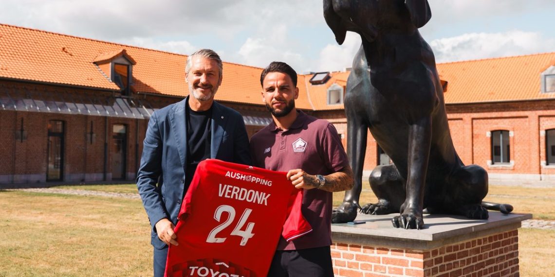 Presiden Lille OSC, Olivier Letang, memberikan sambutan hangat kepada Calvin Verdonk setelah bek Timnas Indonesia tersebut diresmikan sebagai klub Liga Perancis tersebut pada Senin (1/9/2025).(LILLE OSC)