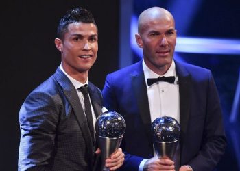 Zinedine Zidane (kanan) mengungkapkan keinginannya turun gunung dan menyebut satu tim yang ingin dilatihnya. (BEN STANSALL/AFP)