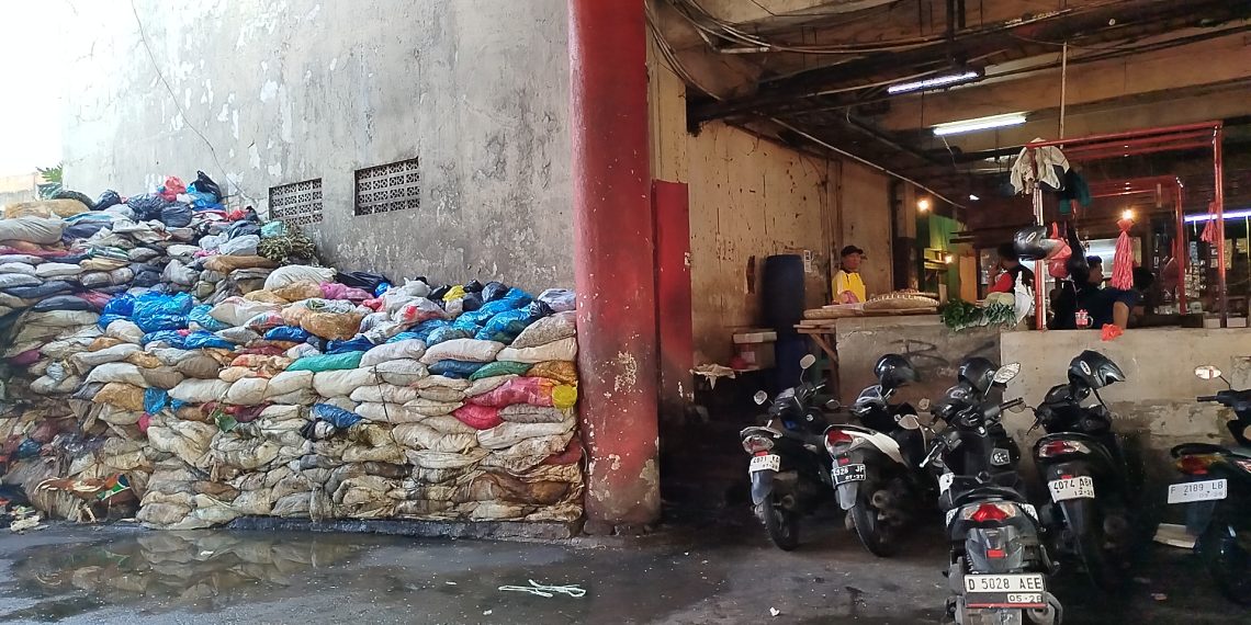 Sampah di Pasar Ciroyom