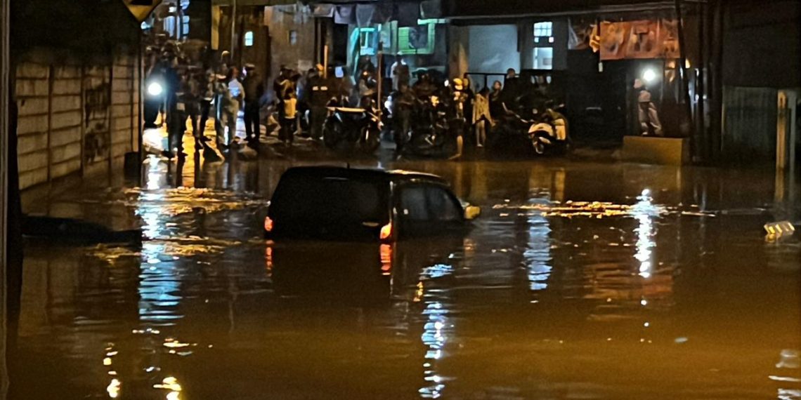 Hujan deras mengguyur Cimahi pada Jumat sore, 17 Oktober 2025, menyebabkan banjir parah di Cipageran dan Cimindi. Jalan lumpuh, mobil terjebak, dan warga dievakuasi ke tempat aman. (Uby/pasjabar)