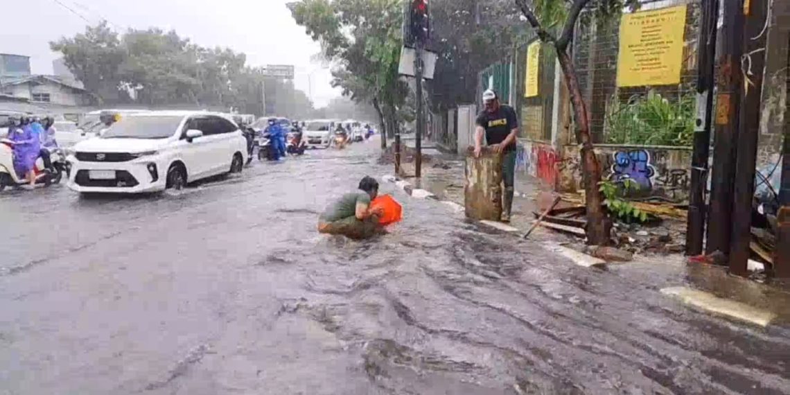 Hujan deras selama satu jam sebabkan banjir di Kota Bandung. Jalan Leuwipanjang, Tegalega, dan Buah Batu terendam hingga 80 sentimeter. Warga minta pemerintah bertindak cepat. (Uby/pasjabar)