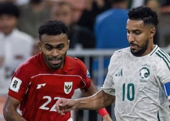 Pemain Timnas Indonesia Yakob Sayuri (kiri) saat hadapi Arab Saudi Sumber : Instagram @saudint