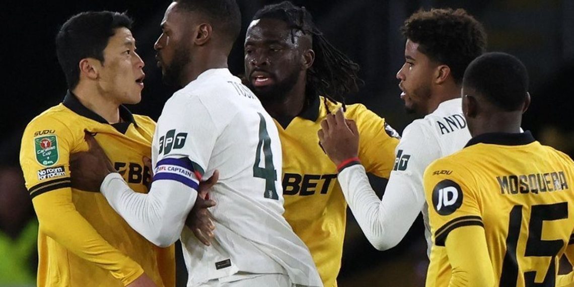Hwang Hee-chan (kiri) dan Tosin Adarabioyo berduel dalam pertandingan sepak bola putaran keempat Piala Liga Inggris antara Wolverhampton Wanderers vs Chelsea di stadion Molineux di Wolverhampton, Inggris tengah pada 29 Oktober 2025. (Foto oleh Darren Staples / AFP)