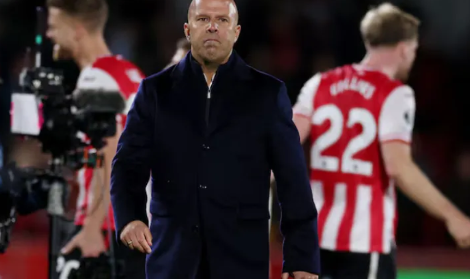 Arne Slot yang terlihat kesal karena Liverpool kalah empat kali beruntun di Premier League. (Action Images via Reuters/Paul Childs)