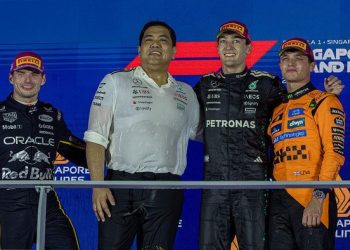 Russell (kedua dari kanan) bersama Norris (kanan), Verstappen (kiri), dan CEO Petronas Tengku Muhammad Taufik. Foto: NurPhoto via Getty Images/NurPhoto