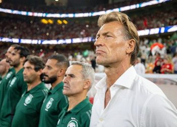 Pelatih Timnas Arab Saudi, Herve Renard (kanan). Foto: Getty Images/Yasser Bakhsh