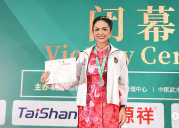 Krisdayanti berhasil meraih medali perak di World Kungfu Championships 2025 di China. Tampil di nomor senjata shanzi, KD harumkan nama Indonesia. (instagram/@krisdayantilemos)