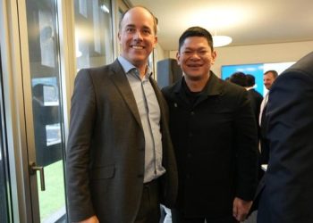 Ketua Umum NOC Indonesia, Raja Sapta Oktohari (kanan), bersama dengan pengacara Claude Ramoni bertemu dengan IOC. (NOC Indonesia/Tetuko Mediantoro)